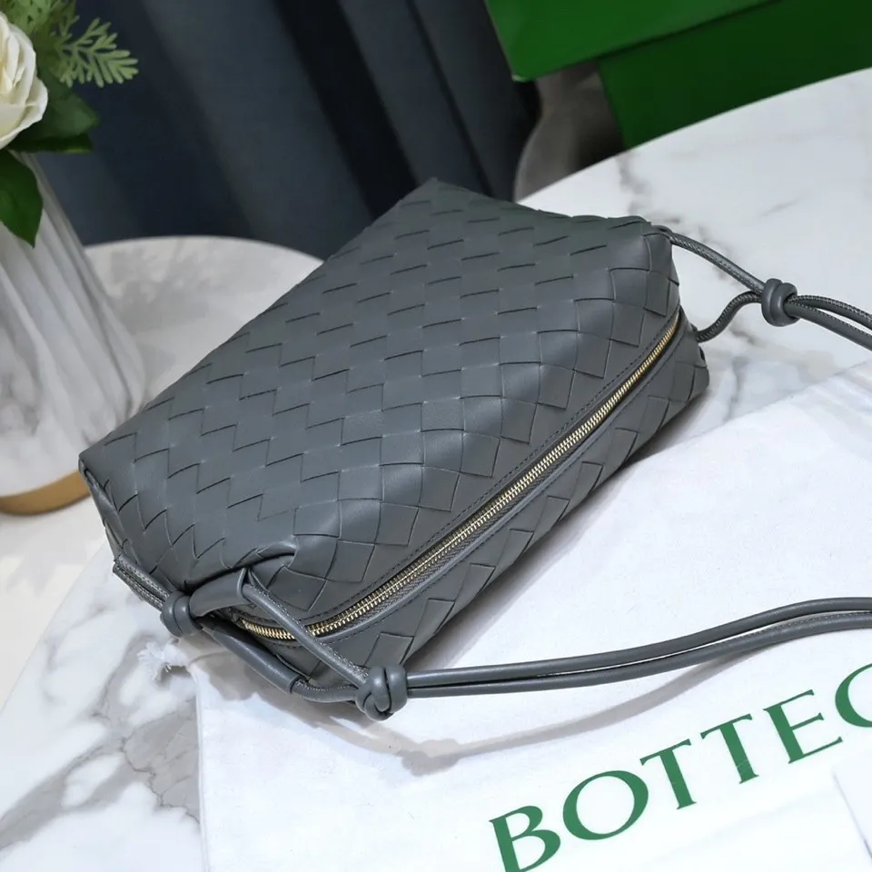 Batch 1260 B's new large Loop camera bag is here🔥Classic woven logo✅ The bag body is made of selected original sheepskin. The texture is soft and waxy. The simple square body is classic and versatile. The interior design is very practical. It has a lot of space and has an adjustable iconic leather drawstring. It can be said to be both elegant and practical. The design is very simple and elegant, with a kind of literary retro style. Size 22x15x8, model: 6684#
